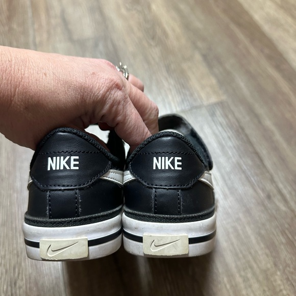 Nike Kids 2 Black Tennis Shoes - Picture 9 of 13